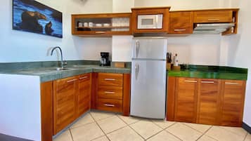 Kühlschrank, Mikrowelle, Wasserkocher mit Kaffee-/Teezubehör