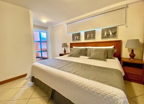 Escritorio, wifi gratis y ropa de cama