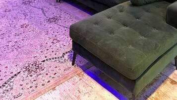 Smart-tv, eldstad, bordsfotboll och ett musikbibliotek