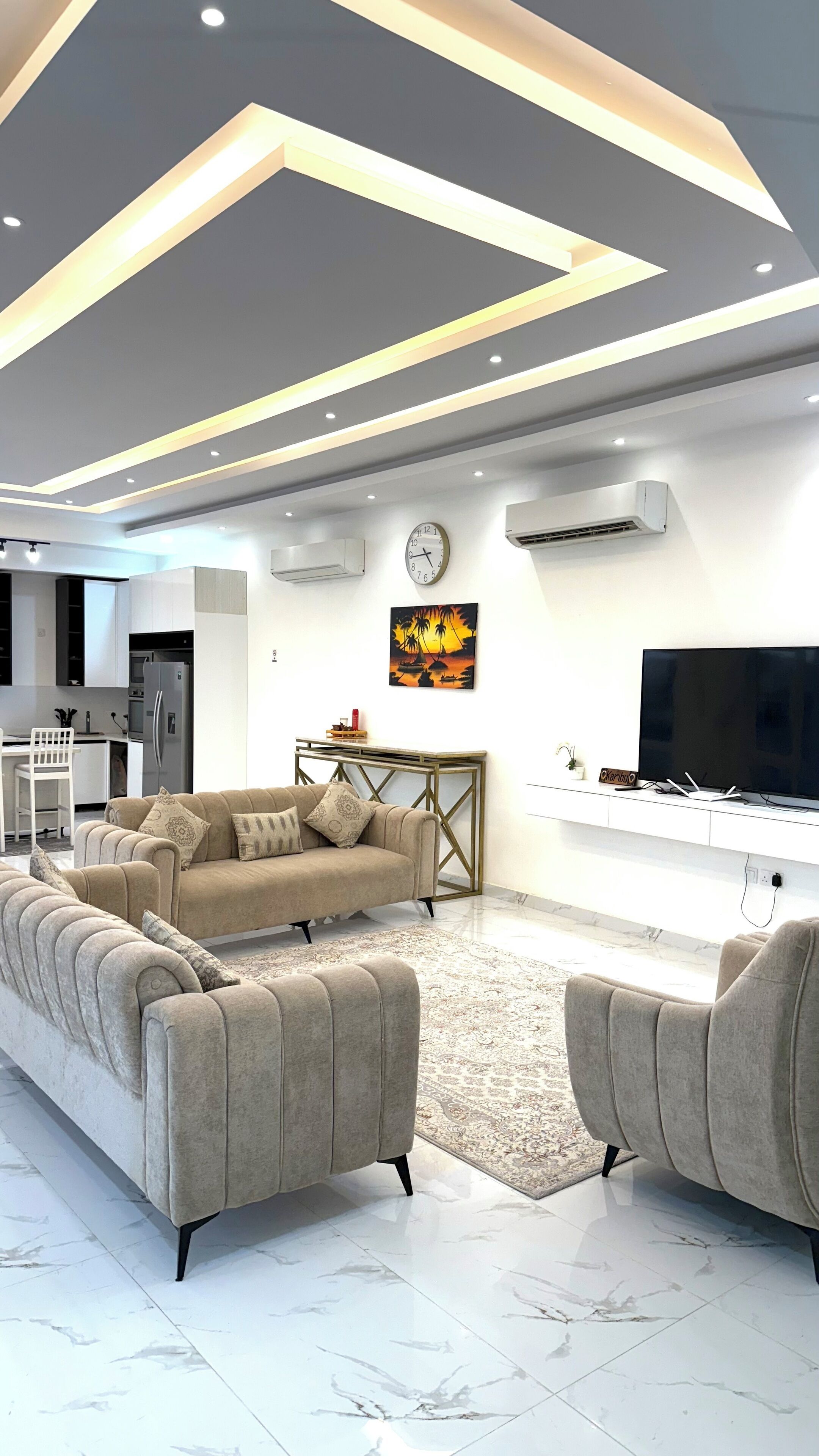 Smart TV, chimenea, futbolito y biblioteca musical 