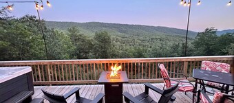 Stargazers Cabin Hot Tub! Mountain Views!