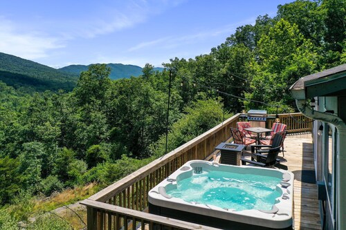 Stargazers Cabin Hot Tub! Mountain Views!