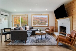 TV, fireplace, offices - Stargazers Cabin Hot Tub! Mountain Views! (Broadway)