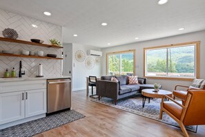 TV, fireplace, offices - Stargazers Cabin Hot Tub! Mountain Views! (Broadway)