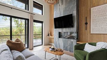 Televisión, chimenea y oficina