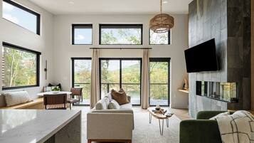 Televisión, chimenea y oficina