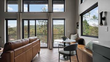 Televisión, chimenea y oficina