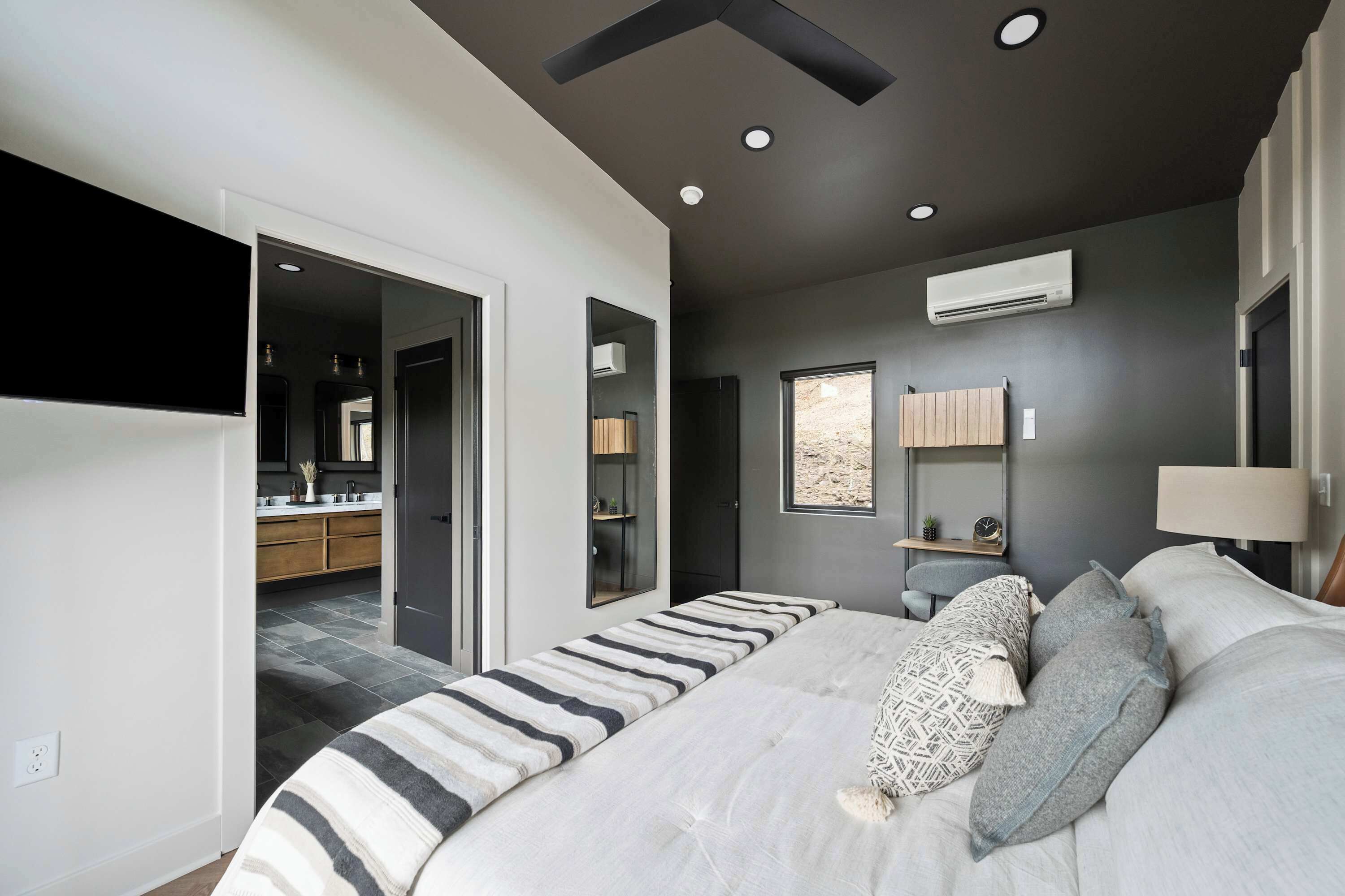 1 bedroom, desk, WiFi, bed sheets