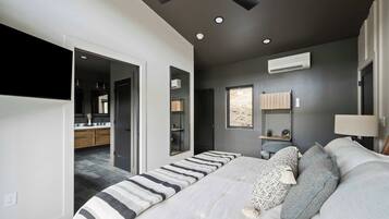 1 bedroom, desk, WiFi, bed sheets