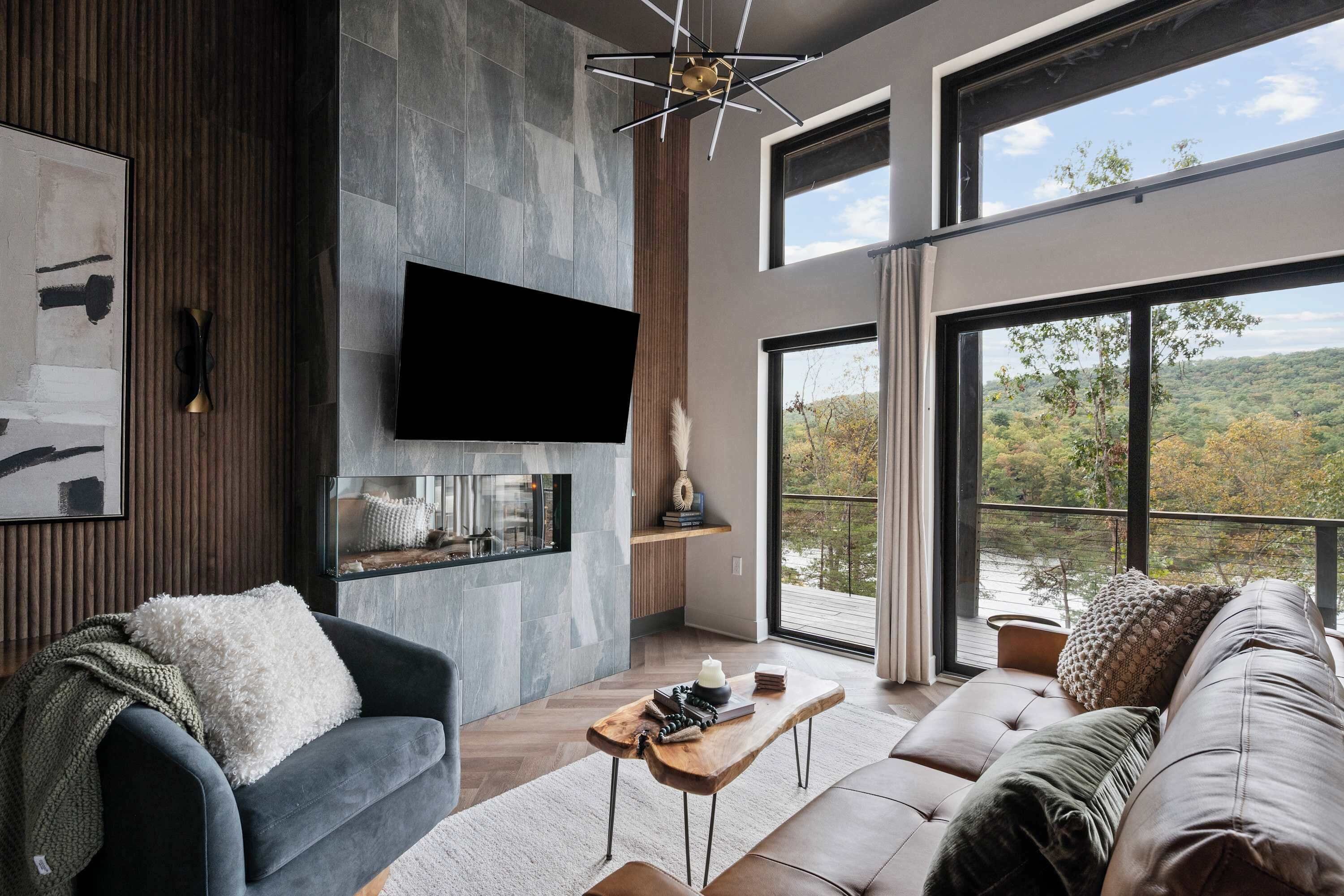 Een televisie, een open haard en een kantoor