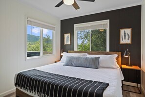 2 bedrooms, travel crib, WiFi, bed sheets - Starstone Chalet - Hot Tub! Mountain Views! (Broadway)