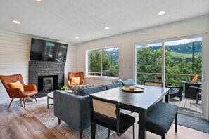 Een televisie, een open haard en een kantoor