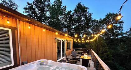 Starstone Chalet - Hot Tub! Mountain Views!