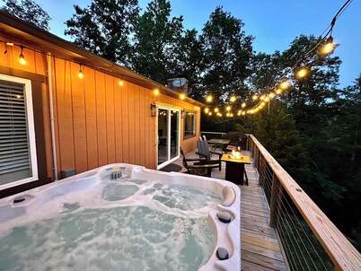 Starstone Chalet - Hot Tub! Mountain Views!