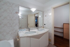 Een haardroger, een bidet, handdoeken, zeep