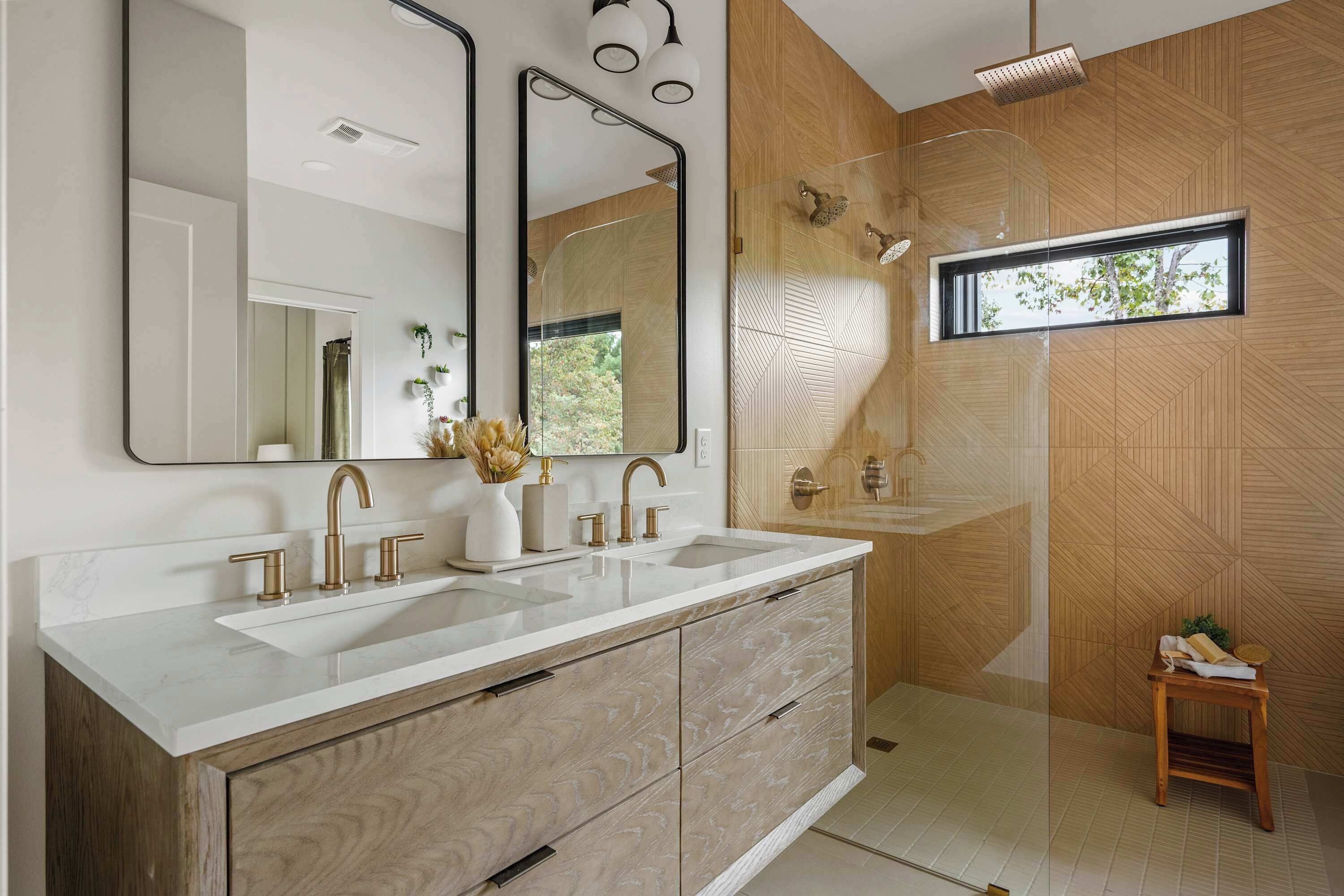 Douche, sèche-cheveux, serviettes fournies