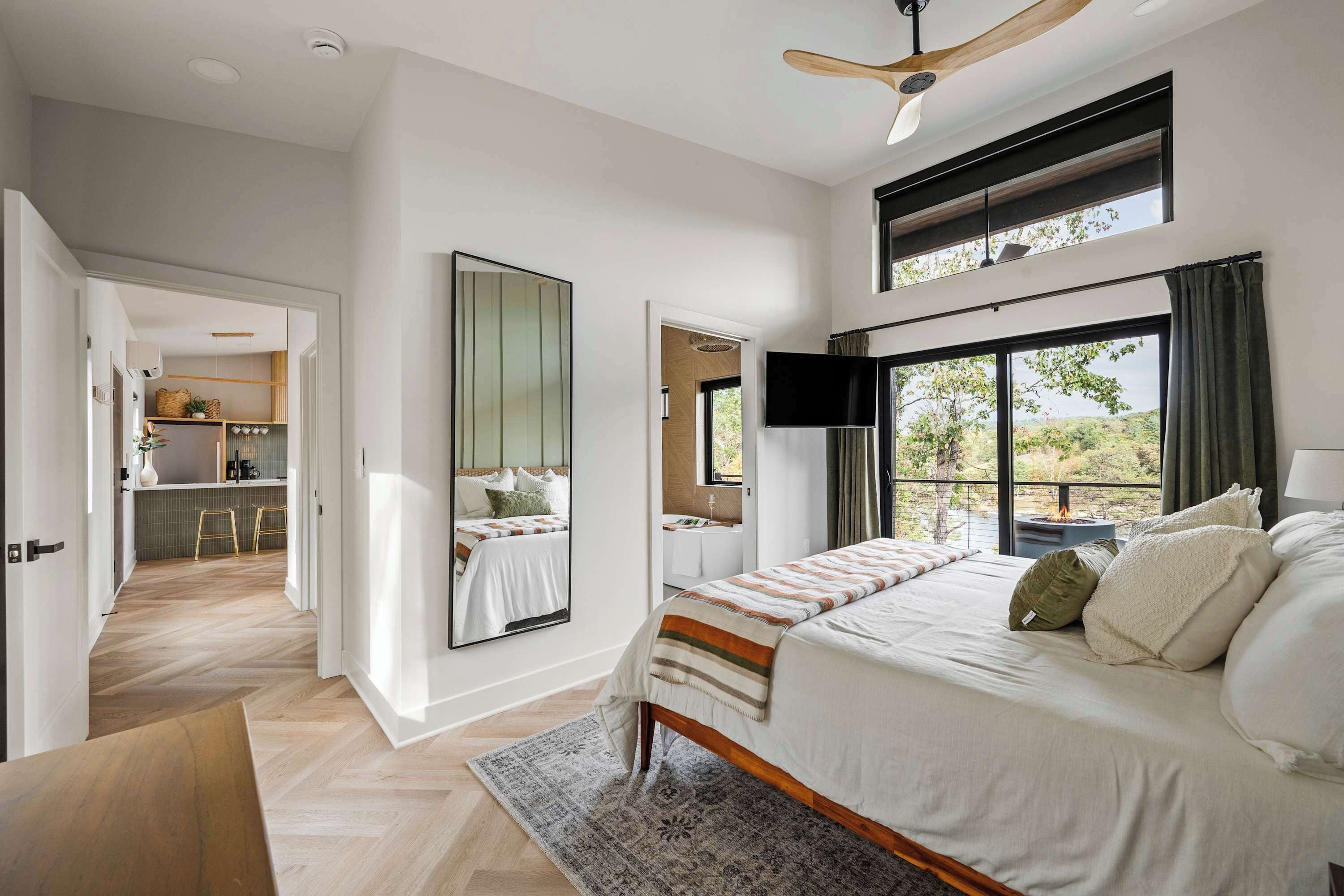 1 bedroom, desk, WiFi, bed sheets