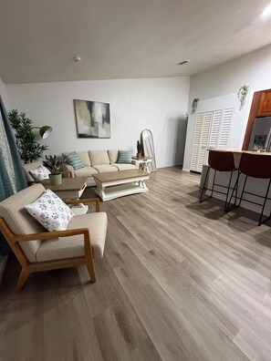 Smart TV - Modern Comfort Steps from FSU — Where Game Days Feel Like Getaways. (Tallahassee)