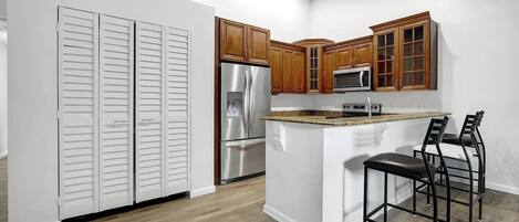 ثلاجة، ميكروويف، فرن، موقد طهي مسطح