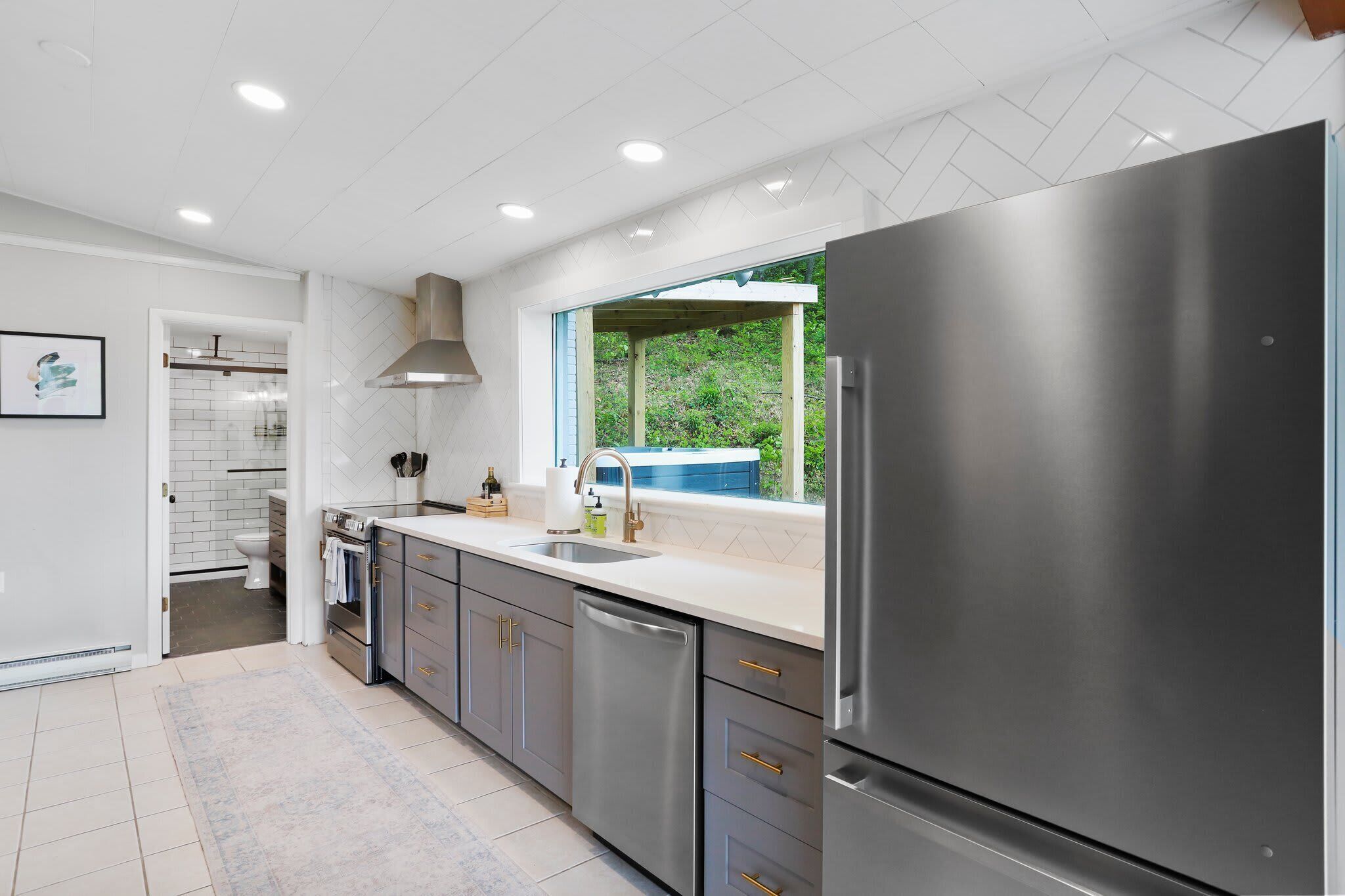 Fridge, microwave, stovetop, dishwasher