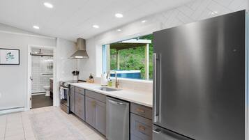 Fridge, microwave, stovetop, dishwasher