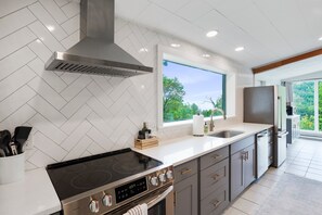 Fridge, microwave, stovetop, dishwasher