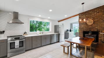 Køleskab, mikrobølgeovn, kogeplade, opvaskemaskine