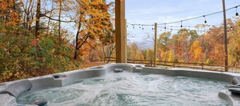 Storybook Lodge: Hot tub. 75 inch TV. Near Luray