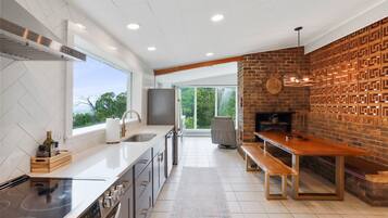 Fridge, microwave, stovetop, dishwasher