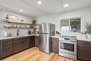 Refrigerador, microondas, horno, placa de cocina