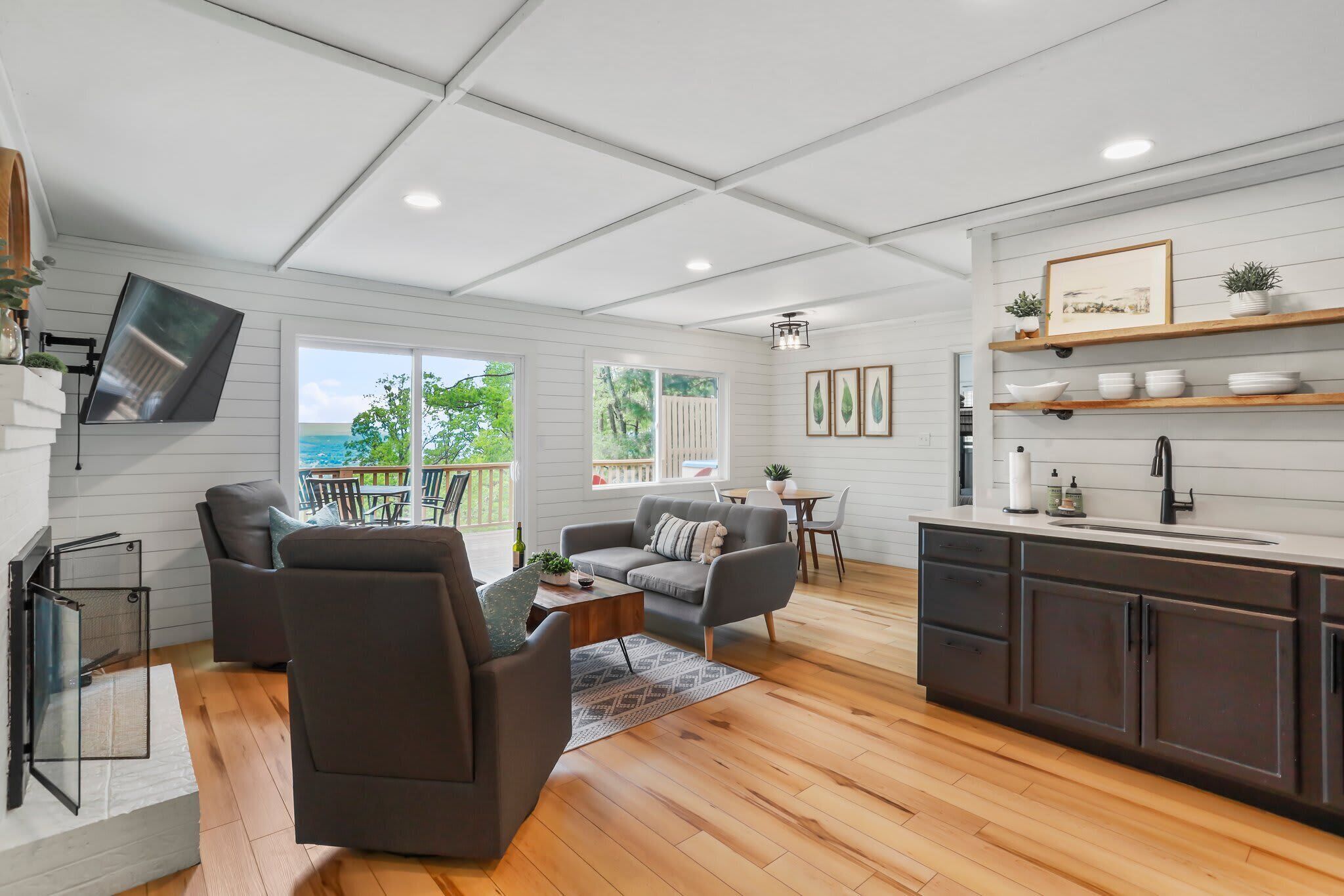 TV, fireplace, offices