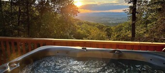 Mountain View Cabin~HotTub~Fireplace~King Bed