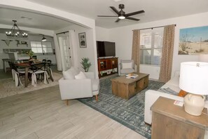 Smart TV, books - Downtown Phoenix Cozy Home Close to Concerts, Bars, Airport + More! (Phoenix)