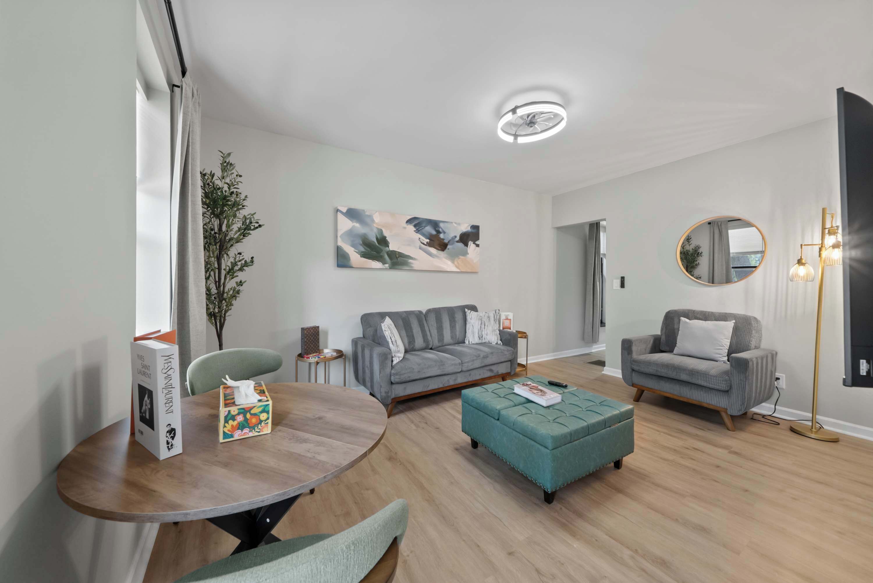 Apartment, 1 Queen Bed, Kitchen, Garden View (870–872 N Pearl872.5) | Living area