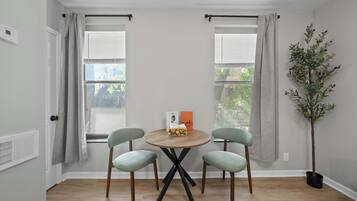 Leilighet, 1 queensize-seng, kjøkken, hageutsikt (870–872 N Pearl872.5) | Spiseområde