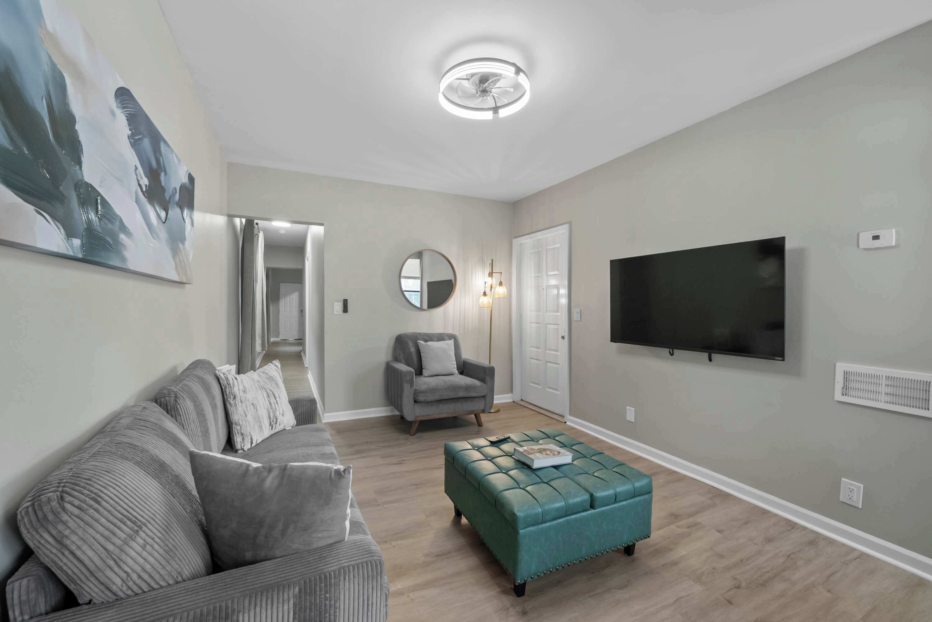 Apartment, 1 Queen Bed, Kitchen, Garden View (870–872 N Pearl872.5) | Living area