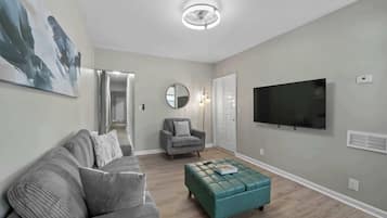 Apartment, 1 Queen Bed, Kitchen, Garden View (870–872 N Pearl872.5) | Living area