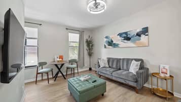 Apartment, 1 Queen Bed, Kitchen, Garden View (870–872 N Pearl872.5) | Living area