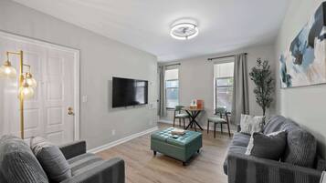 Apartment, 1 Queen Bed, Kitchen, Garden View (870–872 N Pearl872.5) | Living area