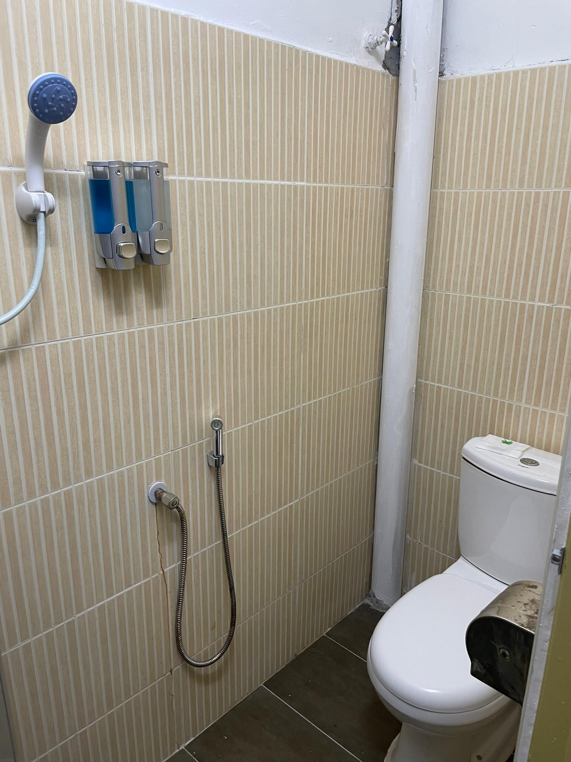 Habitación económica doble | Baño | Zapatillas