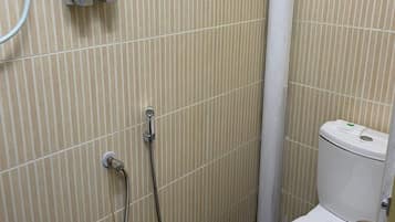 Habitación económica doble | Baño | Zapatillas