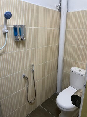 Habitación económica doble | Baño | Zapatillas