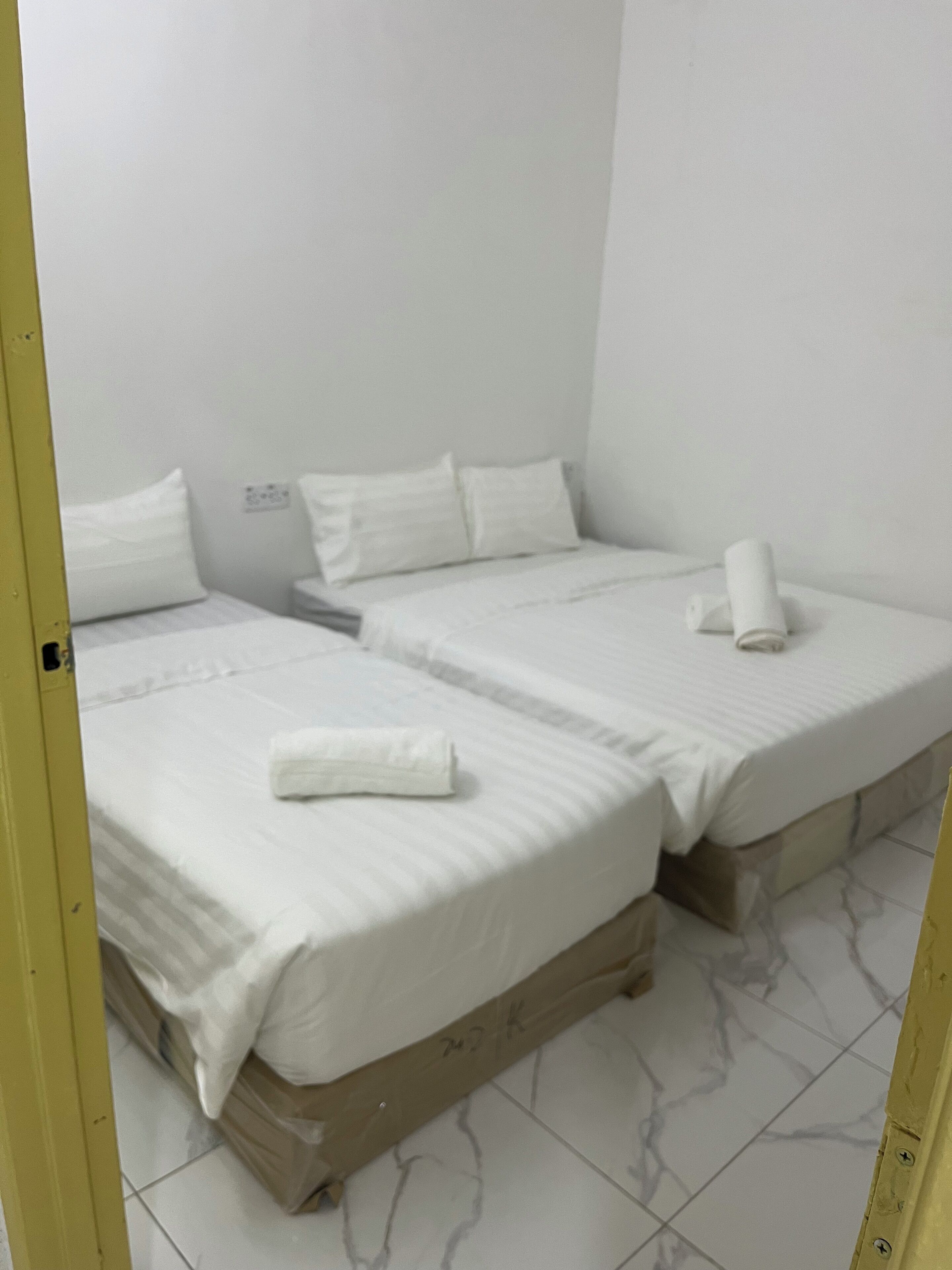 Habitación triple familiar | Sistema de insonorización, tabla de planchar con plancha, wifi gratis