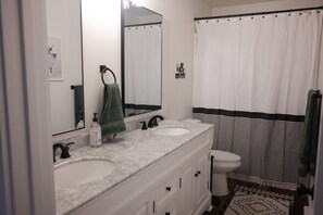 تجهيزات دش، مجففات شعر، مراحيض شطف، مناشف