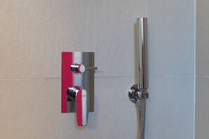Dusche, Haartrockner, Bidet, Handtücher