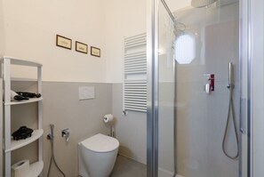 Douche, sĂšche-cheveux, bidet, serviettes fournies