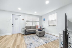 House, Multiple Beds, Patio, Garden View (La Casita) | Living area - La Casita Stay for 6 Guests (Tampa)
