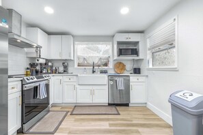 House, Multiple Beds, Patio, Garden View (La Casita) | Private kitchen - La Casita Stay for 6 Guests (Tampa)