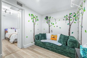 House, Multiple Beds, Patio, Garden View (La Casita) | 2 bedrooms, individually decorated, individually furnished, desk - La Casita Stay for 6 Guests (Tampa)