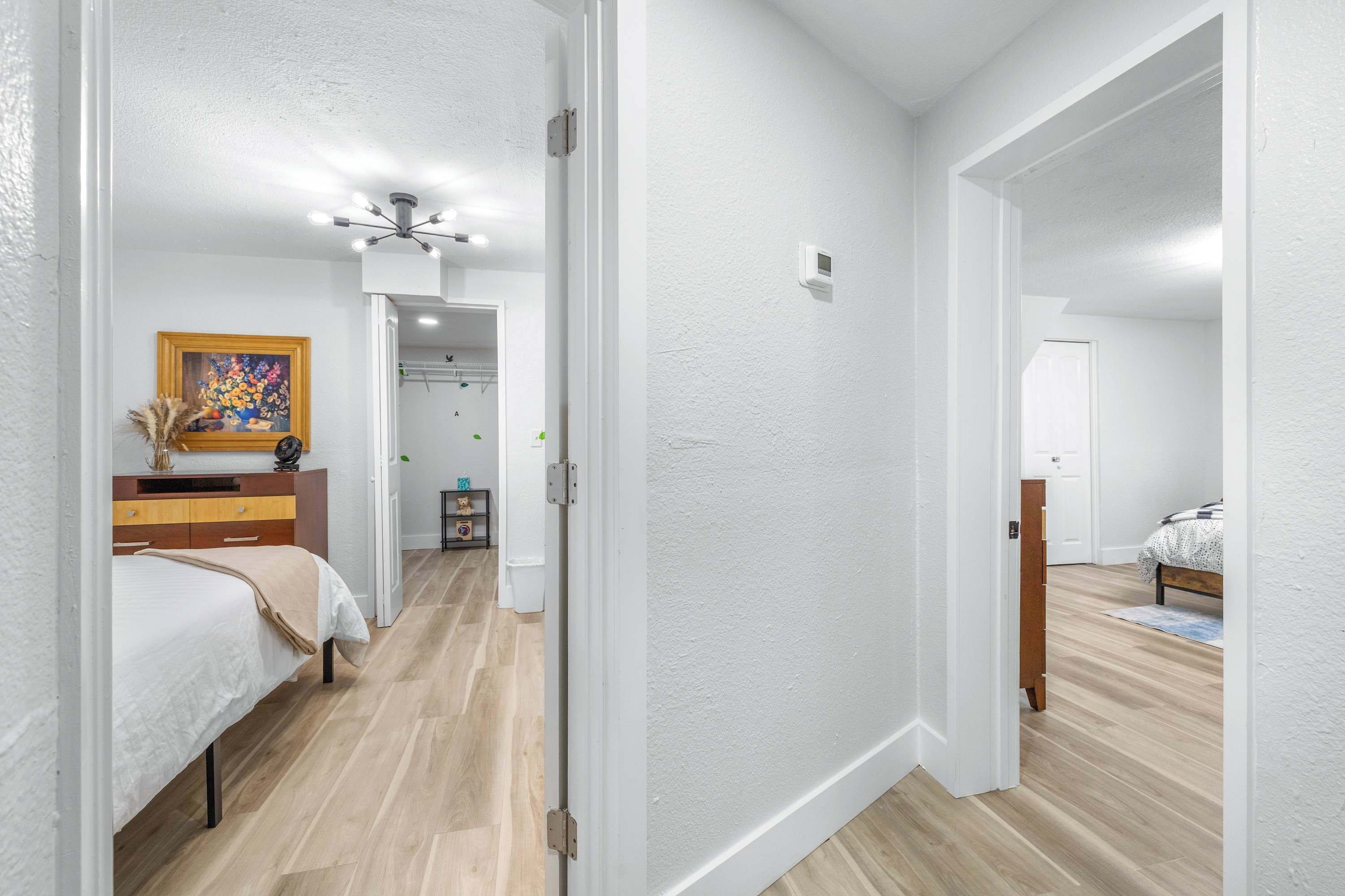 2 habitaciones, decoración personalizada y muebles diferentes 